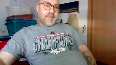 Snapshot of lover010983 chatting on February 5, 11:37 am lover010983 online show from February 5, 11:37 am