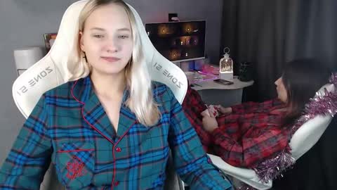 Snapshot of lovers613228 chatting on December 5, 10:46 am lovers613228 online show from December 5, 10:46 am