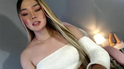 Snapshot of lovers_moon22 chatting on December 12, 3:54 am lovers moon22 online show from December 12, 3:54 am