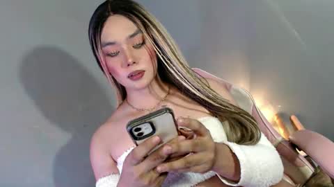 Snapshot of lovers_moon22 chatting on February 15, 1:53 am lovers moon22 online show from February 15, 1:53 am