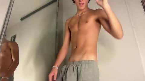 Snapshot of loves_leo chatting on March 29, 4:56 am Leo Loves online show from March 29, 4:56 am