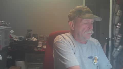 Snapshot of loves_pimk_snapper chatting on December 8, 3:32 am loves_pimk_snapper online show from December 8, 3:32 am
