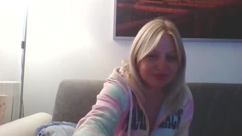 Marlyn online show from December 18, 7:09 pm