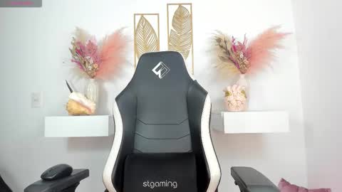 Snapshot of lovin_rose chatting on February 8, 11:30 pm Rossy online show from February 8, 11:30 pm