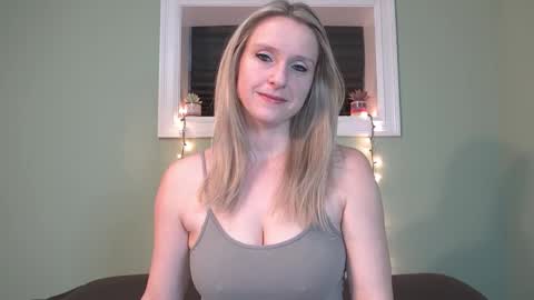 Snapshot of lovingsummer chatting on February 18, 10:36 pm Summer online show from February 18, 10:36 pm
