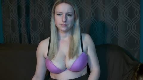 Snapshot of lovingsummer chatting on February 17, 2:52 am Summer online show from February 17, 2:52 am