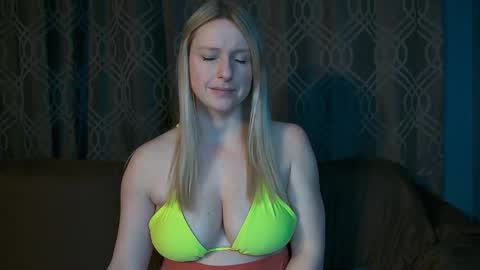 Snapshot of lovingsummer chatting on April 2, 1:58 am Summer online show from April 2, 1:58 am