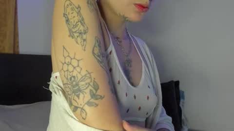 Snapshot of luaar_moon chatting on January 14, 12:05 am Jenn online show from January 14, 12:05 am