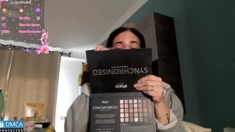 luara_ online show from May 13, 11:51 am