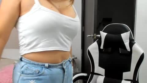 Snapshot of luara__01__lecat_1 chatting on March 15, 12:49 am luara__01__lecat_1 online show from March 15, 12:49 am