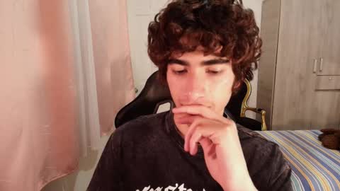 Snapshot of lucas_xo chatting on October 7, 6:21 am lucas_xo online show from October 7, 6:21 am