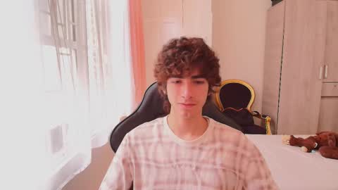 Snapshot of lucas_xo chatting on October 9, 3:43 pm lucas_xo online show from October 9, 3:43 pm