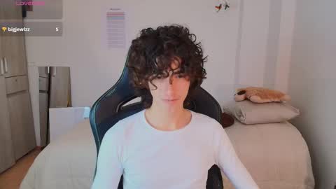 Snapshot of lucas_xo chatting on February 13, 7:32 pm lucas_xo online show from February 13, 7:32 pm