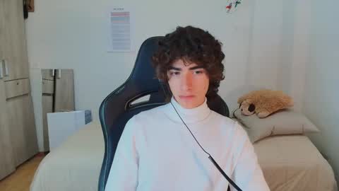 Snapshot of lucas_xo chatting on February 19, 3:35 am lucas_xo online show from February 19, 3:35 am