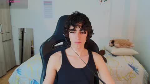 Snapshot of lucas_xo chatting on February 25, 4:00 am lucas_xo online show from February 25, 4:00 am