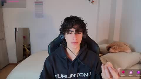 Snapshot of lucas_xo chatting on February 26, 10:20 pm lucas_xo online show from February 26, 10:20 pm