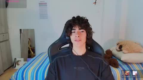 Snapshot of lucas_xo chatting on March 4, 6:19 am lucas_xo online show from March 4, 6:19 am