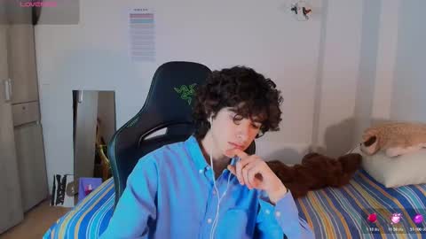 Snapshot of lucas_xo chatting on March 5, 9:33 pm lucas_xo online show from March 5, 9:33 pm