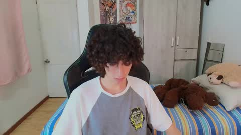 Snapshot of lucas_xo chatting on March 13, 9:05 am lucas_xo online show from March 13, 9:05 am