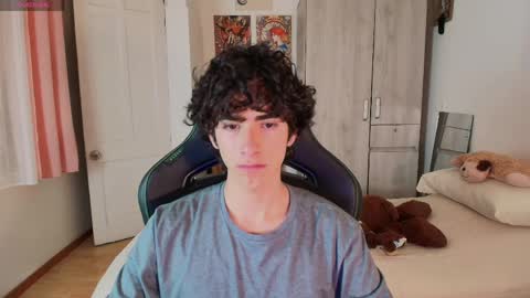 Snapshot of lucas_xo chatting on April 2, 10:51 pm lucas_xo online show from April 2, 10:51 pm