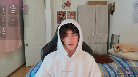 Snapshot of lucas_xo chatting on April 6, 3:26 am lucas_xo online show from April 6, 3:26 am