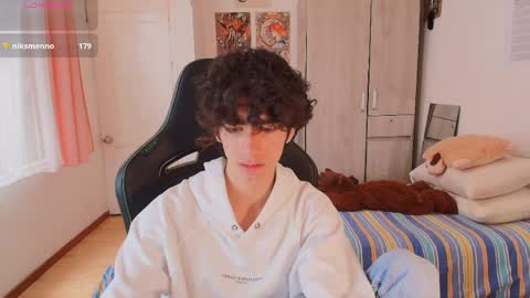 Snapshot of lucas_xo chatting on April 10, 6:45 pm lucas_xo online show from April 10, 6:45 pm