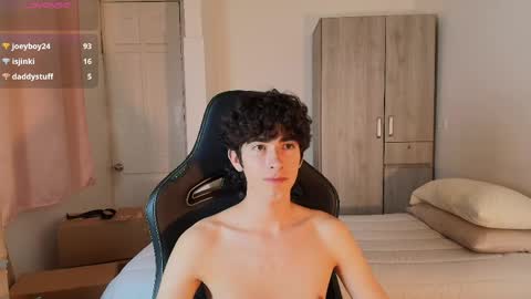 Snapshot of lucas_xo chatting on June 4, 6:52 am lucas_xo online show from June 4, 6:52 am
