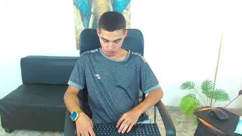 Snapshot of lucass_18 chatting on March 20, 8:14 pm Lucas online show from March 20, 8:14 pm