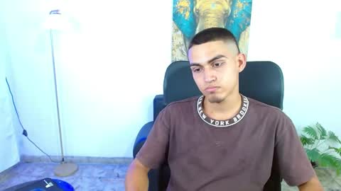 Snapshot of lucass_18 chatting on April 6, 9:27 pm Lucas online show from April 6, 9:27 pm