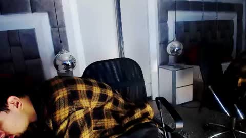 Snapshot of lucasthomson_ chatting on June 18, 4:02 am lucasthomson_ online show from June 18, 4:02 am