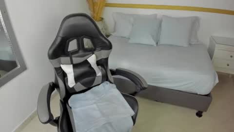 Snapshot of luccia_smith chatting on October 6, 12:46 pm L U C C I A online show from October 6, 12:46 pm