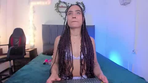 Snapshot of lucerop_ chatting on February 25, 3:38 am Lucero online show from February 25, 3:38 am