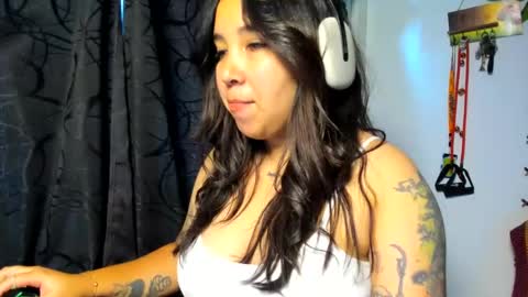 Snapshot of lucianacapisce chatting on June 15, 7:49 pm Dani 3 online show from June 15, 7:49 pm