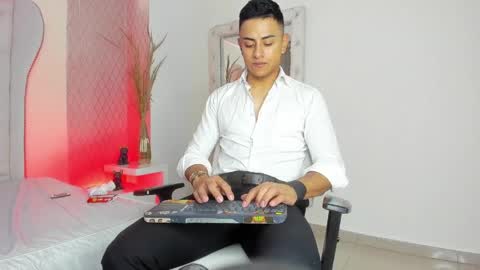 Snapshot of lucii_fer_ chatting on April 10, 12:10 pm Leo online show from April 10, 12:10 pm