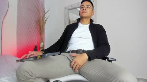 Snapshot of lucii_fer_ chatting on April 12, 12:21 pm Leo online show from April 12, 12:21 pm