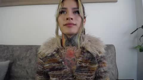 luciiana online show from May 12, 3:53 pm
