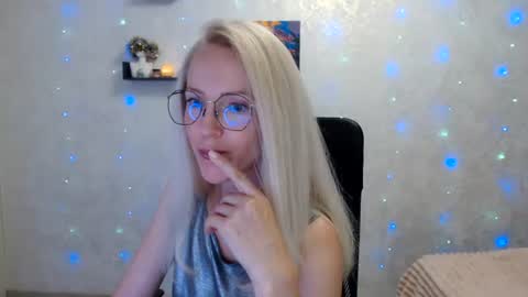 Snapshot of luckcristal chatting on July 7, 4:22 pm Arina online show from July 7, 4:22 pm