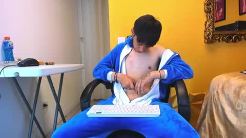 Snapshot of luckk_ chatting on June 26, 5:45 am luckk_ online show from June 26, 5:45 am