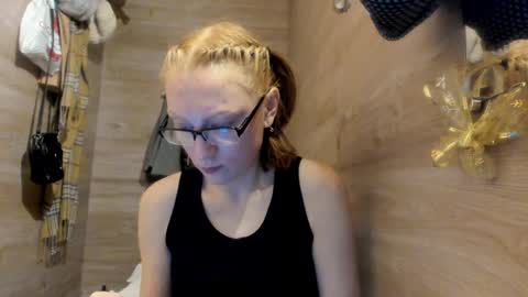 Snapshot of lucky_licky20 chatting on December 22, 3:44 am lucky_licky20 online show from December 22, 3:44 am