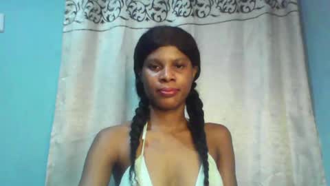 Snapshot of luckymadequeen chatting on January 3, 12:11 am Gloria online show from January 3, 12:11 am