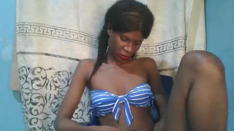 Snapshot of luckymadequeen chatting on December 2, 11:56 pm Gloria online show from December 2, 11:56 pm