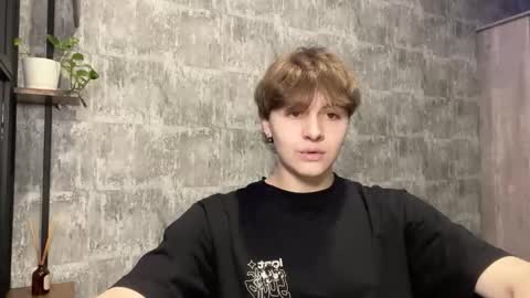 Snapshot of luckymenchik chatting on February 15, 9:33 pm Ricky online show from February 15, 9:33 pm