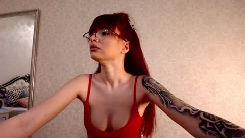 Mia online show from December 18, 6:25 pm