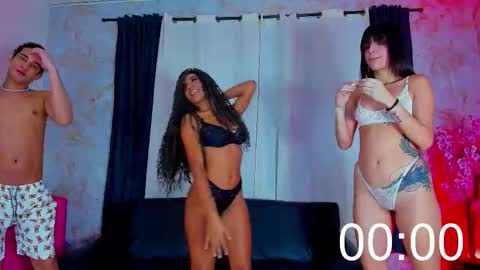 Snapshot of lucretia_love chatting on March 4, 3:34 am luna alice francisco mike online show from March 4, 3:34 am