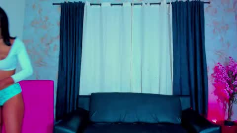 Snapshot of lucretia_love chatting on March 12, 3:56 am luna alice francisco mike online show from March 12, 3:56 am