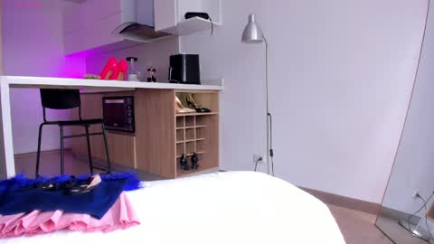 Snapshot of lucy__77 chatting on April 9, 3:39 pm Hello my name is Lucy nice to meet you thumb up is important for me kisses online show from April 9, 3:39 pm
