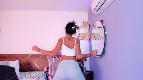 Snapshot of lucy_ferreiraa chatting on December 6, 7:32 am Your Lucy online show from December 6, 7:32 am