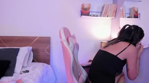 Snapshot of lucy_ferreiraa chatting on February 8, 5:08 am Your Lucy online show from February 8, 5:08 am