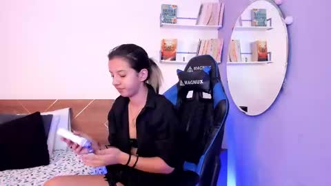 Snapshot of lucy_ferreiraa chatting on February 14, 4:37 am Your Lucy online show from February 14, 4:37 am