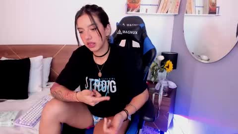 Snapshot of lucy_ferreiraa chatting on February 18, 7:54 am Your Lucy online show from February 18, 7:54 am